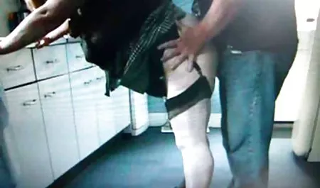 ورزش بلوند داغ قبل داستانهای خانوادگی شهوانی از گرفتن صورت ، از دادن یک پا با پا