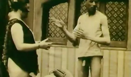 گل داستانهای شهوانی واقعی میخ سیاه خوش شانس از بیب سبزه جلوی یک شومینه می شود