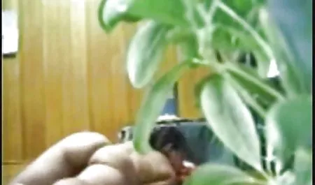 او را با چربی سیاه و سفید ضخیم و در حالی که دست و پنجه نرم می کند ، مغز داستانهای واقعی شهوانی می کند