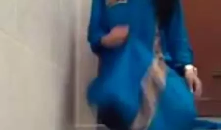 زن و شوهر داغ در داستان سکی شهوانی ساحل رابطه جنسی دارند