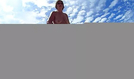 Busty ورزش MILF سوار داستانهای سکسیشهوانی بر خروس جوان